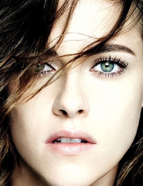 kristen stewart eye color.